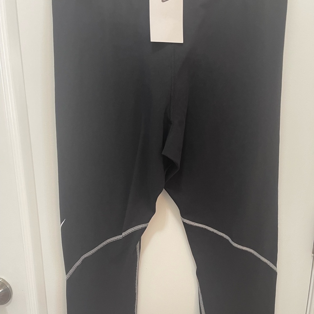 Nike Black Performance Leggings Reflective Accents - Tight fit, high rise SZ - L - Picture 9 of 13